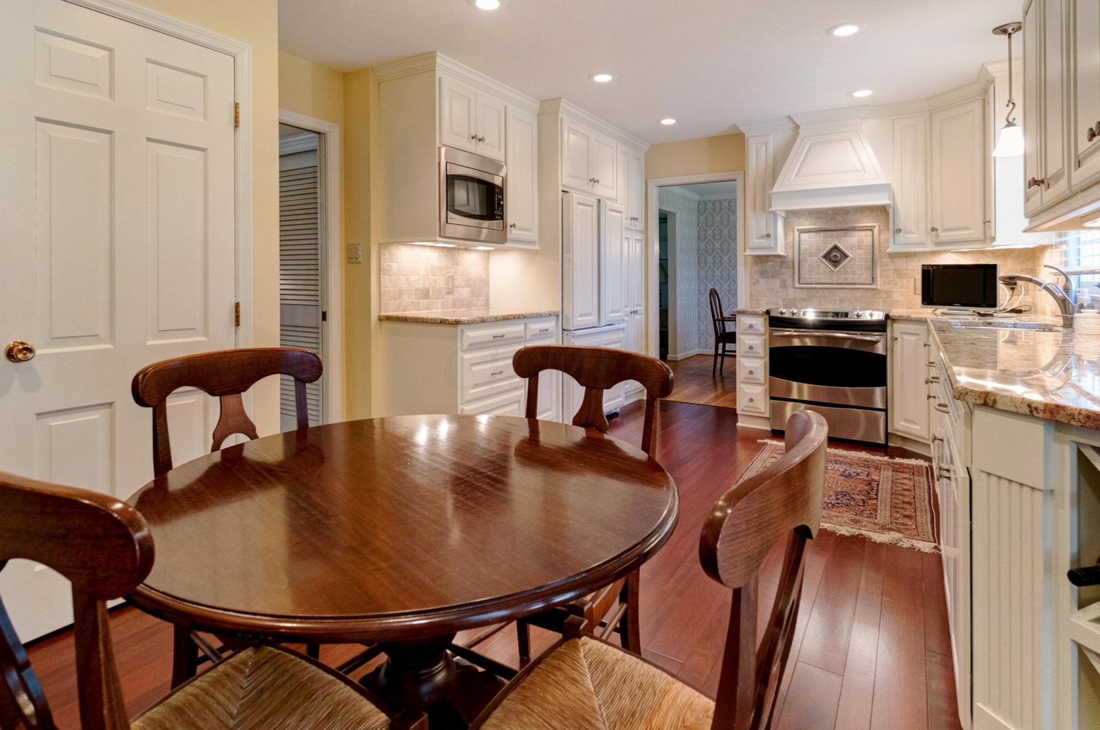 4401 Woodbridge Road Columbus, OH 43220 - Photo 12 of 43