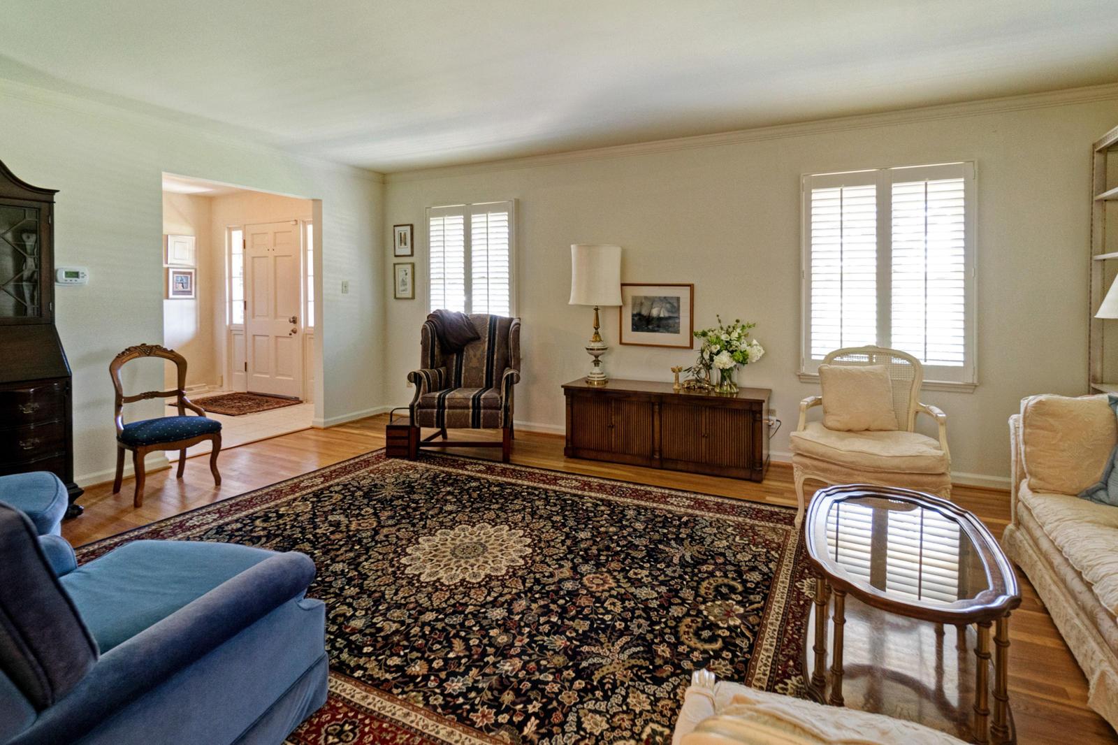 4401 Woodbridge Road Columbus, OH 43220 - Photo 6 of 43