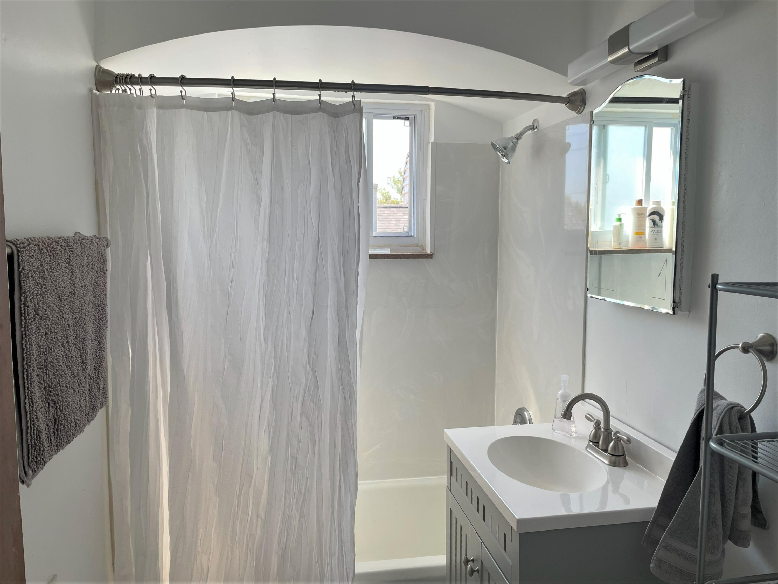 2815 Sherwood Road Columbus, OH 43209 - Photo 16 of 30 Unit 2 Bathroom