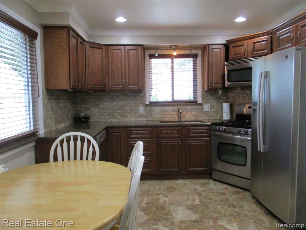3195 Hessel Avenue Rochester Hills, MI 48307 - Photo 9 of 36