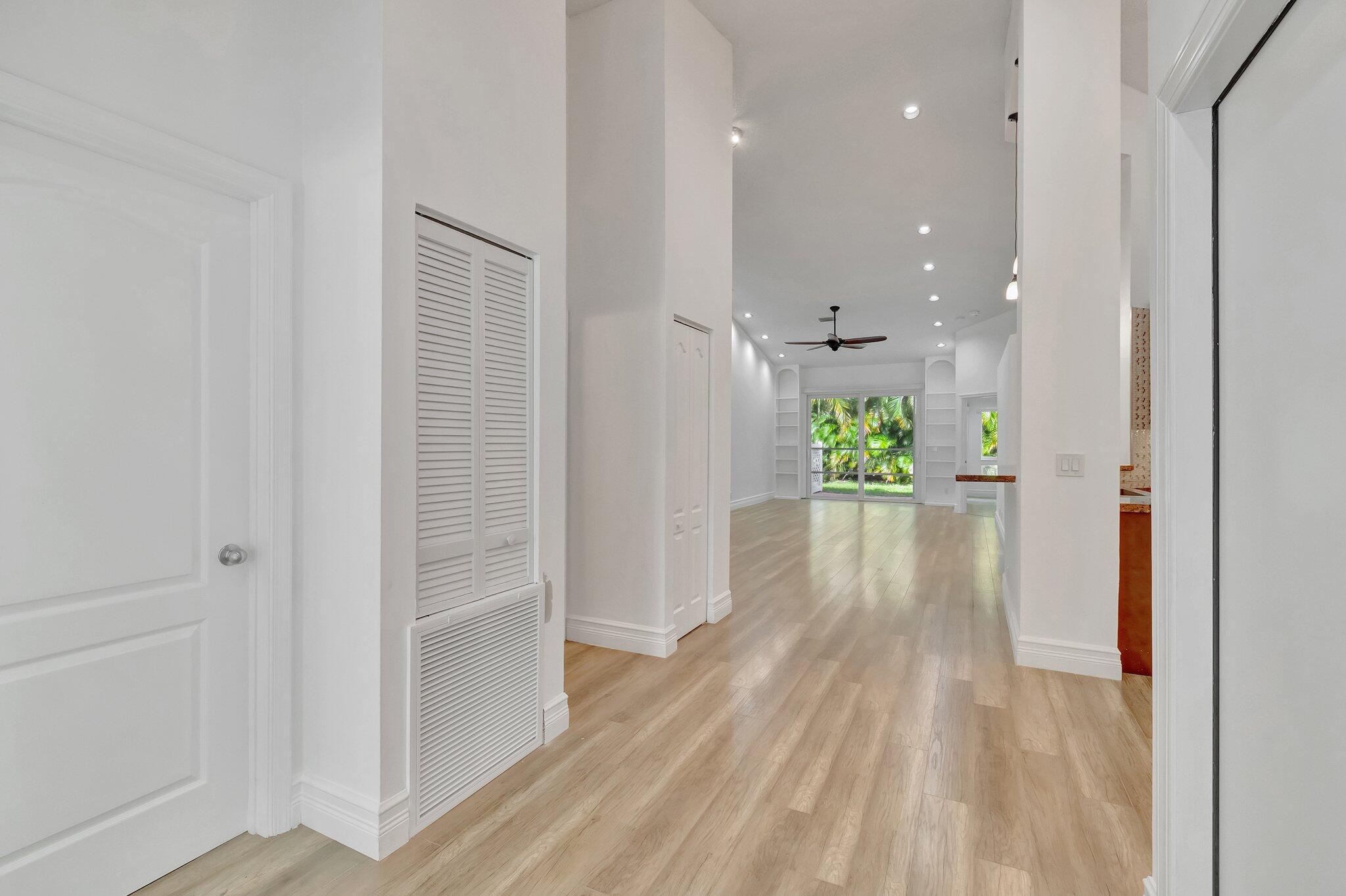 9237 Vineland Court, Unit F Boca Raton, FL 33496 - Photo 15 of 53 FRONT HAALL