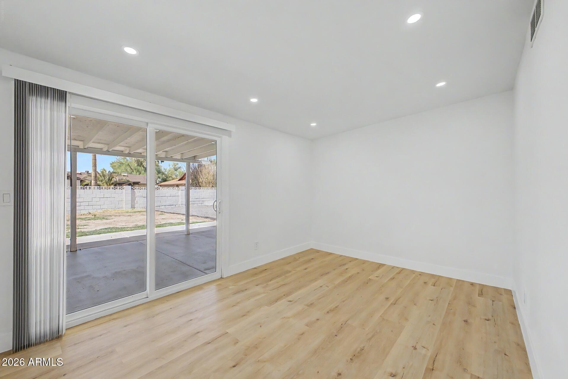 5232 West Hearn Road Glendale, AZ 85306 - Photo 18 of 32 en empty room with sliding glass door