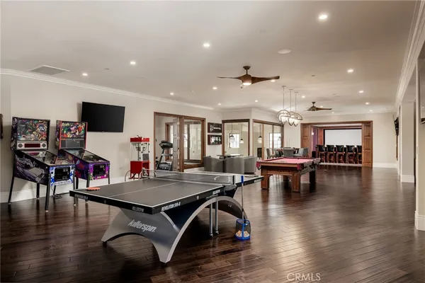 a view of a livingroom with furniture