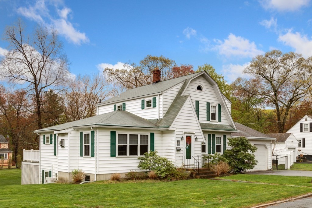 13 Ashwood Road Lynnfield, MA 01940 - Photo 2 of 37 Gallery Image 2