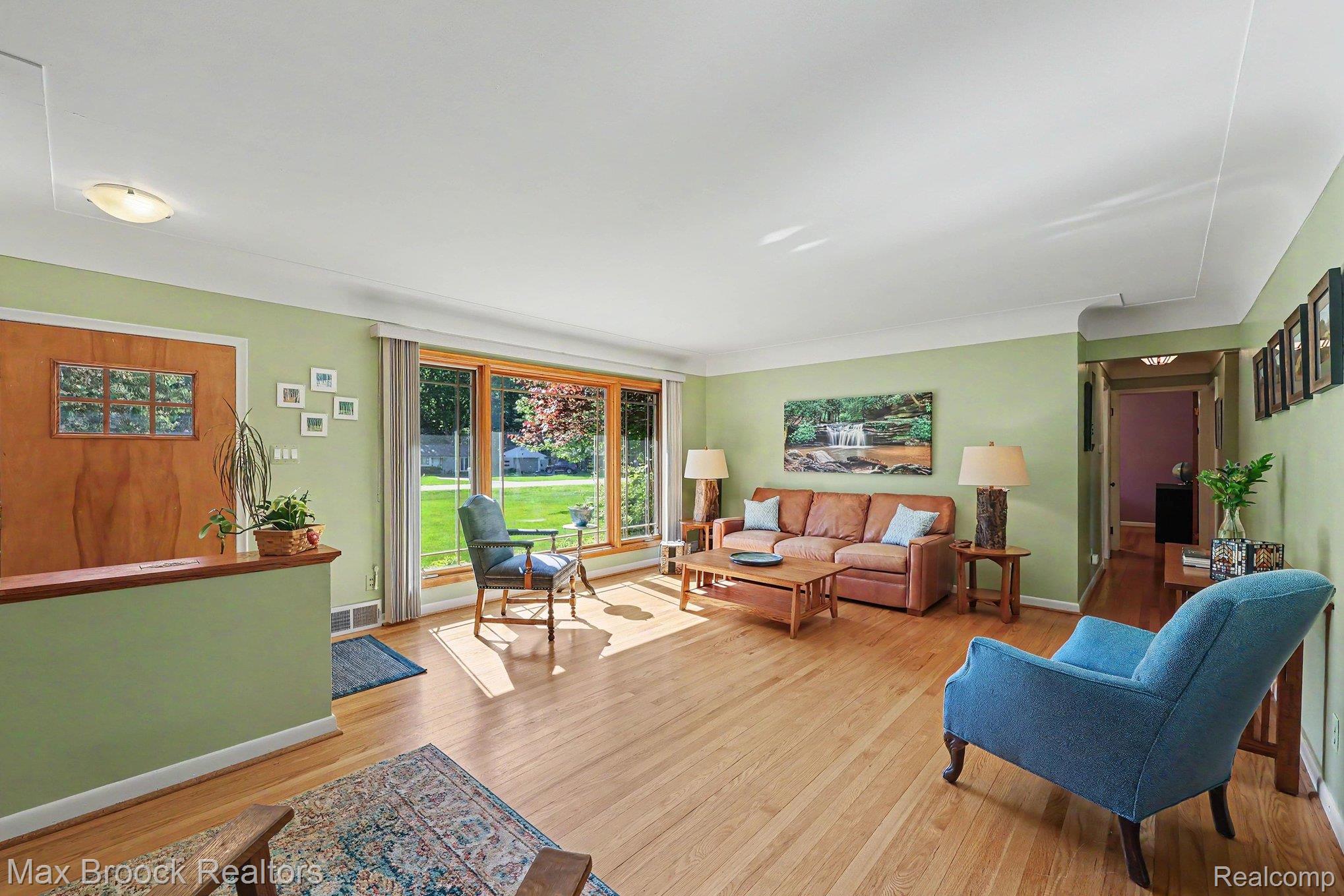 30615 Longcrest Street Southfield, MI 48076 - Photo 3 of 32 Living Room View 2