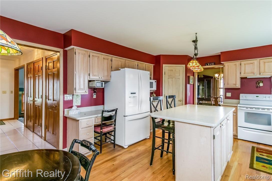 1955 Clover Ridge Drive Howell, MI 48843 - Photo 3 of 28 008-photo-kitchen-6940907.jpg