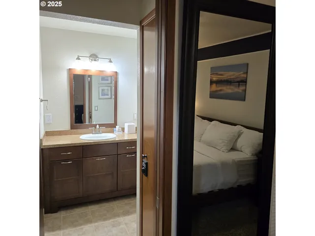 a en suite bathroom with a sink and a mirror