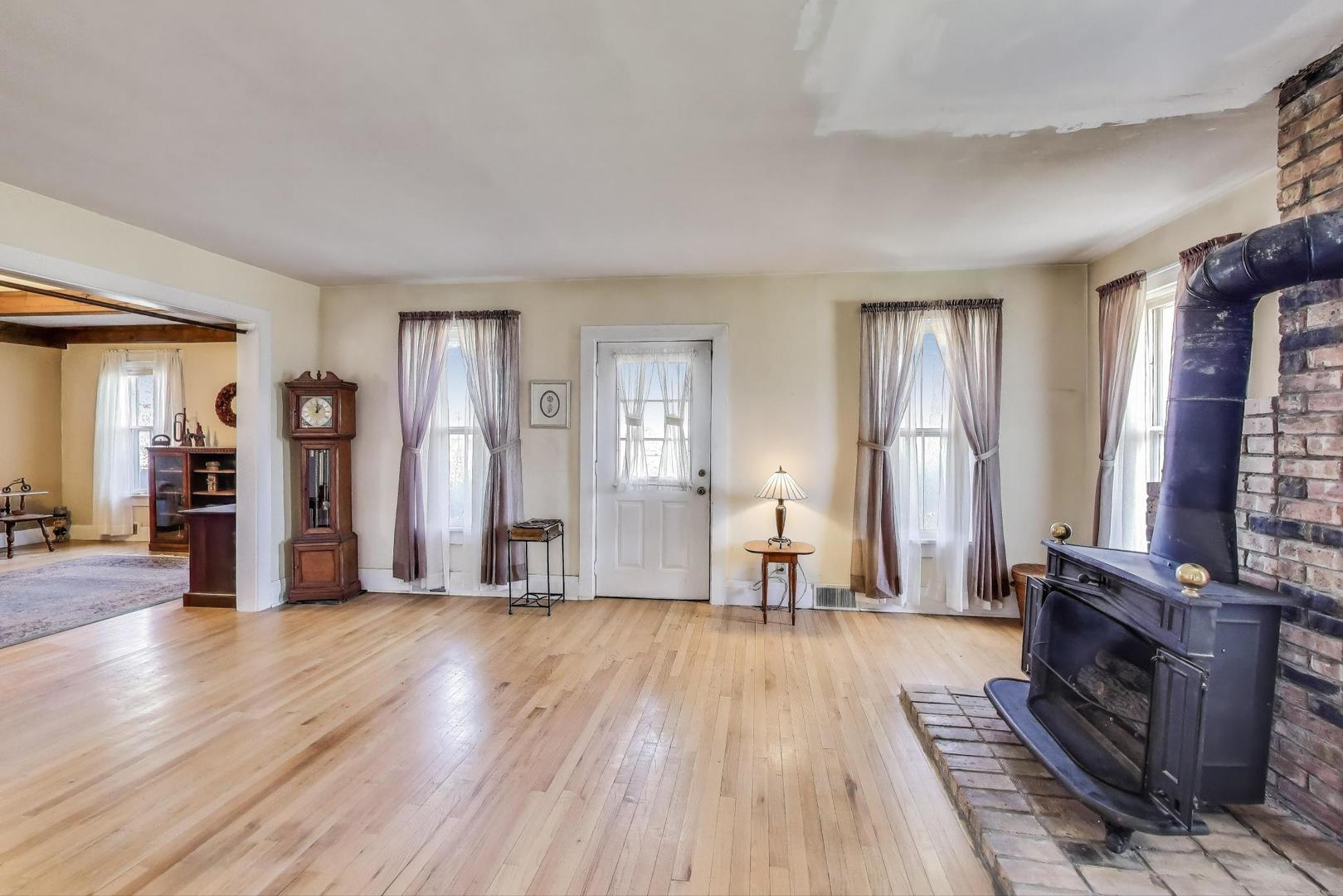 9N620 South Water Road Elgin, IL 60124 - Photo 4 of 34