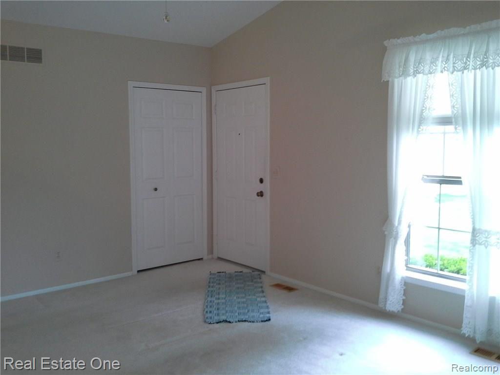 170 Pine Tree Ridge Waterford, MI 48327 - Photo 7 of 63