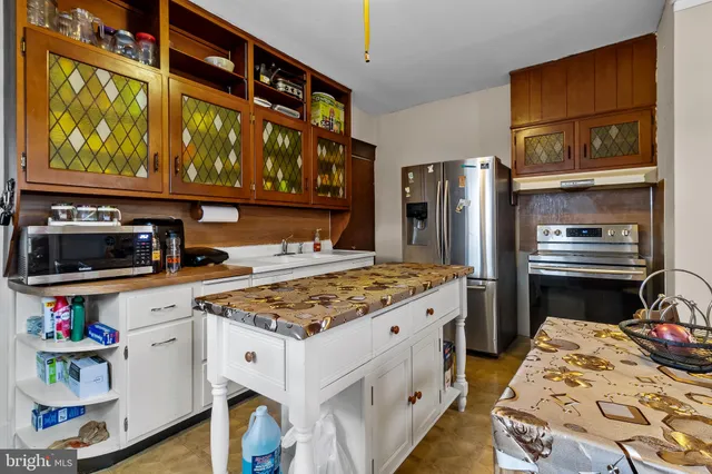 a kitchen that has a stove and a refrigerator