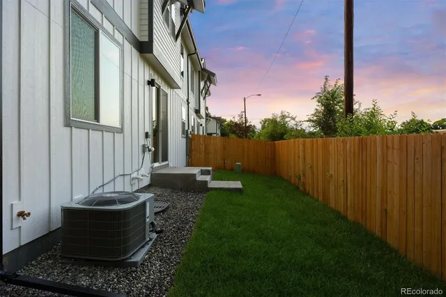 a view of a back yard