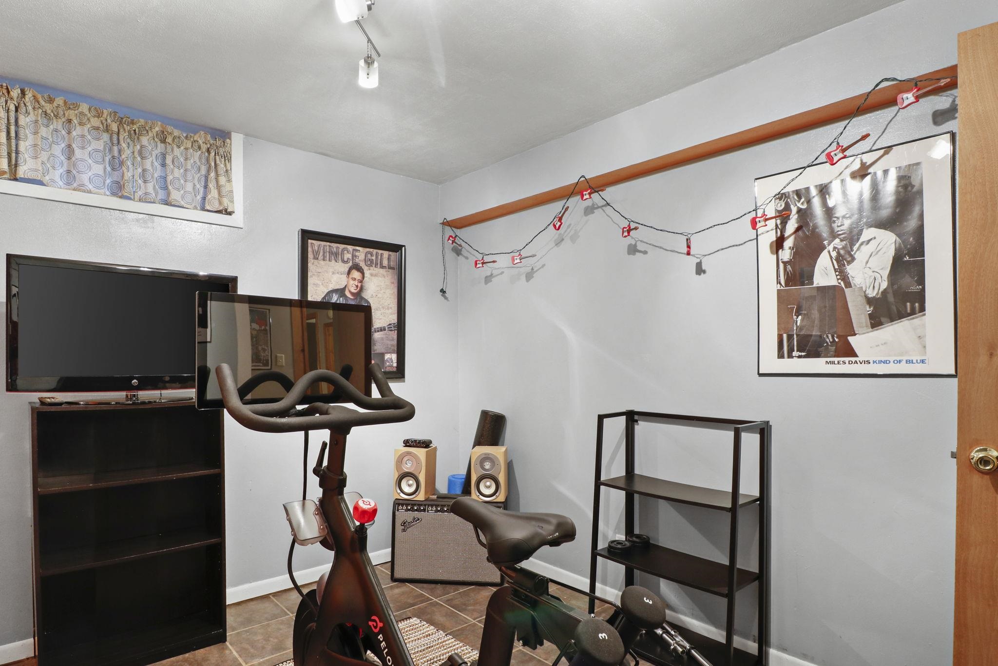 914 Nancy Lane Madison, WI 53704 - Photo 25 of 35