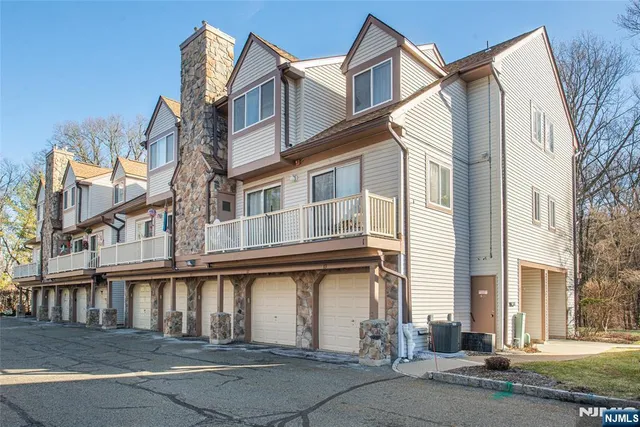 $389,000 | 119 Woods Edge Drive, Roxbury Township, NJ 07876