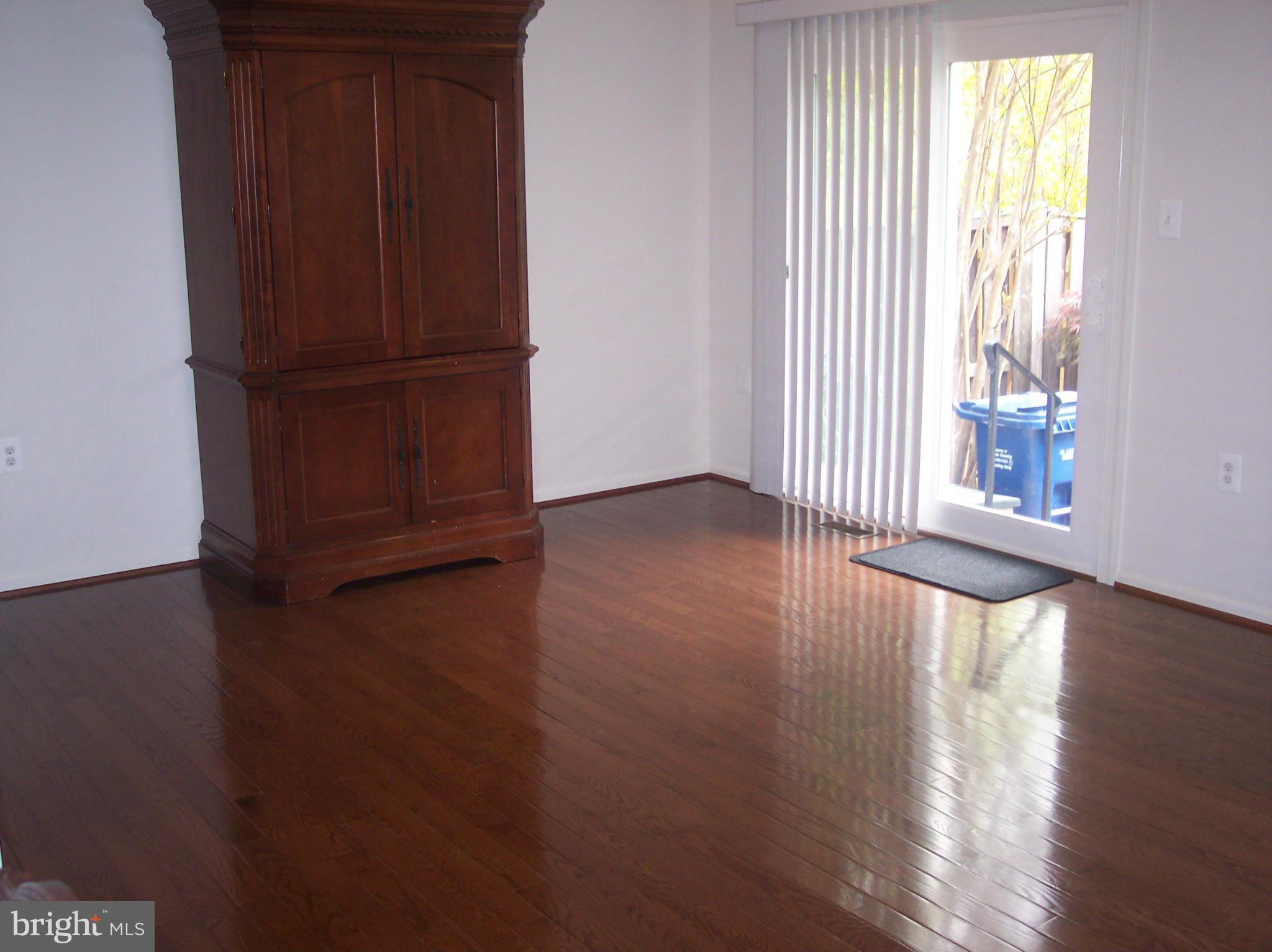 5657 Ridge View Drive Alexandria, VA 22310 - Photo 7 of 19 Living Room