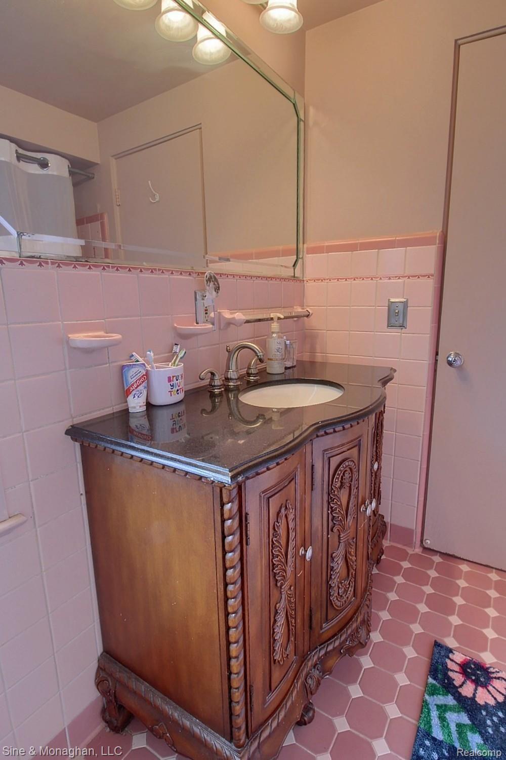 1354 Whittier Road Grosse Pointe, MI 48230 - Photo 28 of 40 33-Bathroom 2nd View.jpg