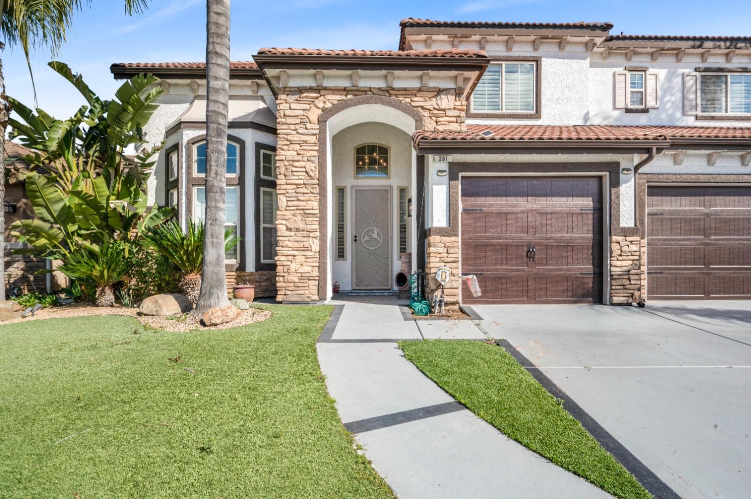 261 North Terry Avenue Clovis, CA 93612 - Photo 5 of 51 a front view of a house with garden