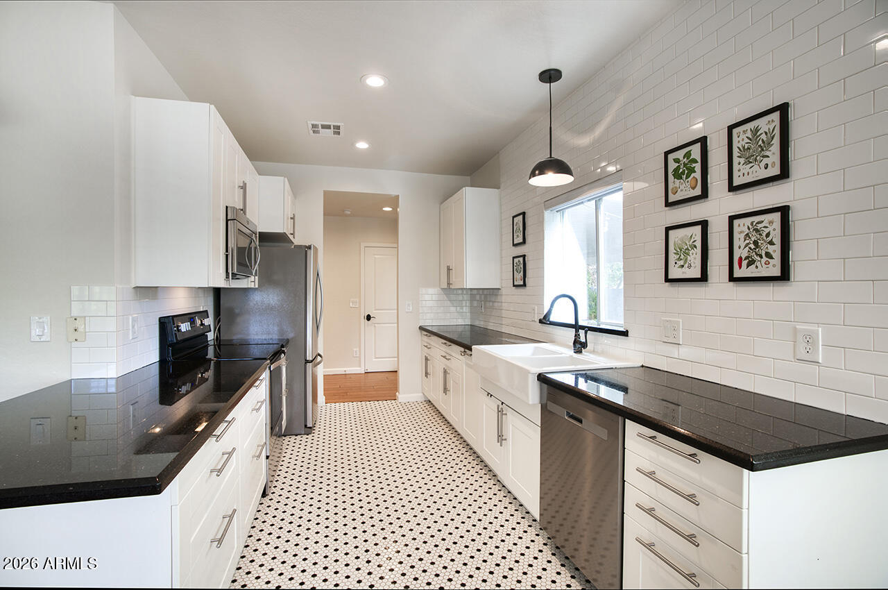 1550 East Cheery Lynn Road Phoenix, AZ 85014 - Photo 10 of 27 1550 E CHEERY LYNN Road