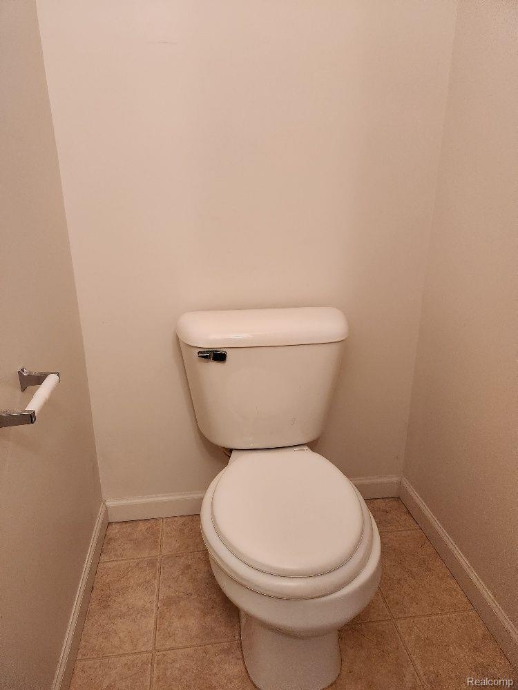 23436 Ridgeview Street, Unit 4 Taylor, MI 48180 - Photo 15 of 26 Main floor half bath