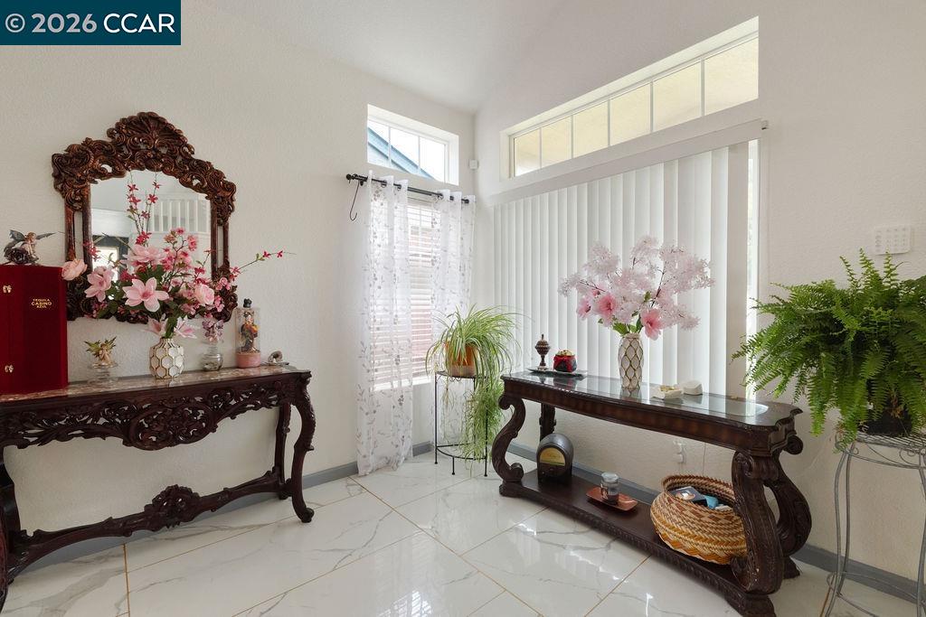 645 Anderson Way Rio Vista, CA 94571 - Photo 29 of 47 a room with painting and potted plants