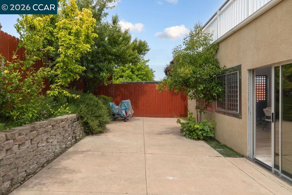 645 Anderson Way Rio Vista, CA 94571 - Photo 39 of 47 a view of a garden with potted plants