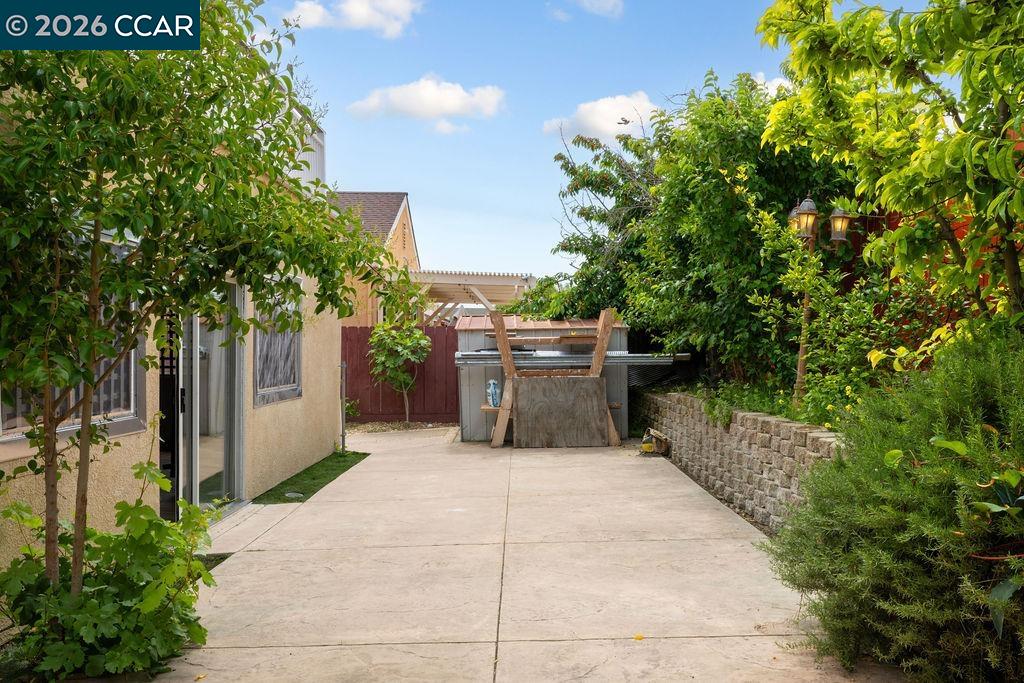 645 Anderson Way Rio Vista, CA 94571 - Photo 41 of 47 a view of a patio with table and chairs and potted plants