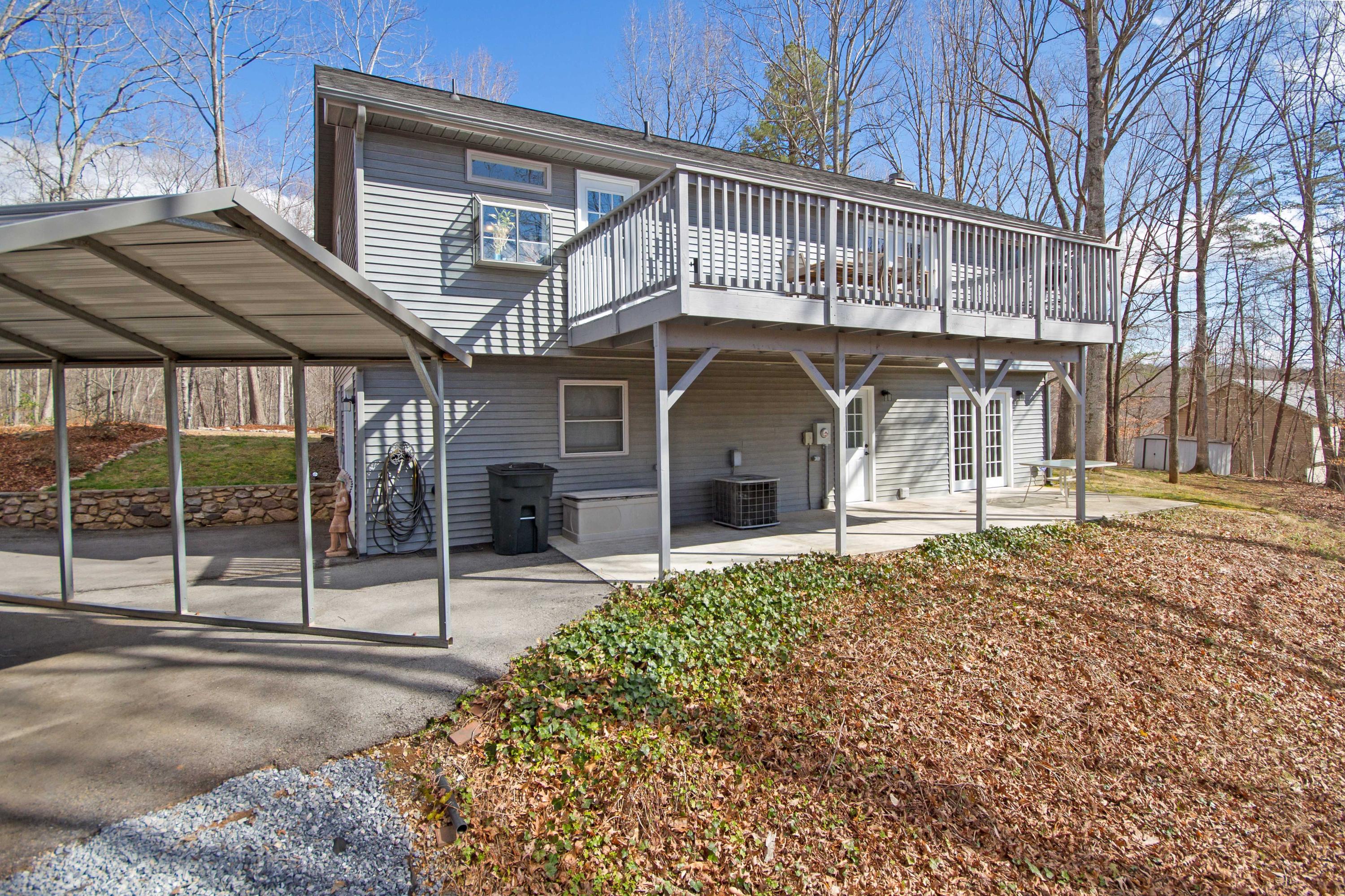 3355 Turner Branch Road Vinton, VA 24179 - Photo 33 of 58 a front view of a house with a garden