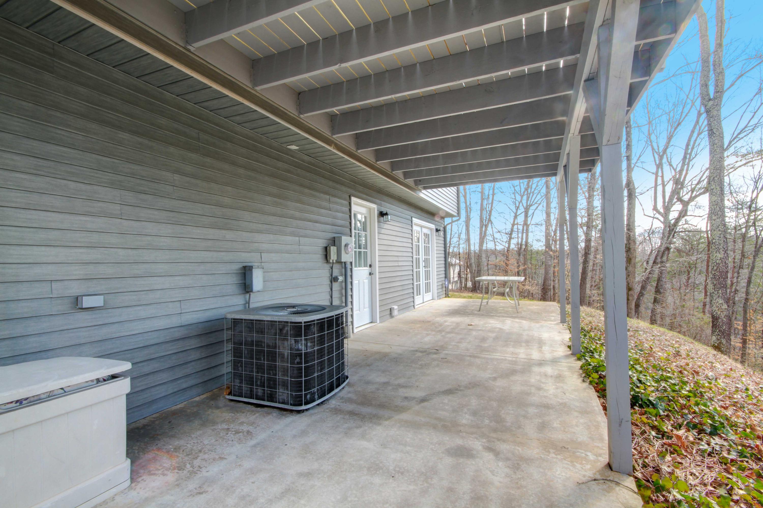 3355 Turner Branch Road Vinton, VA 24179 - Photo 47 of 58 a view of an empty room with a window