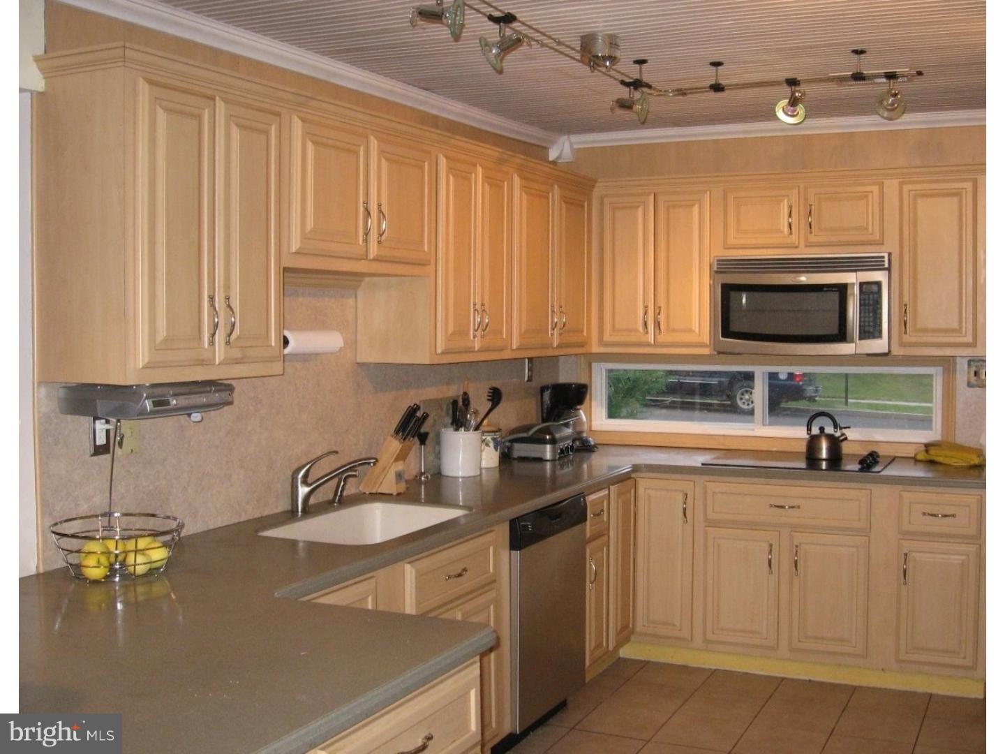 40 Valley Road Levittown, PA 19057 - Photo 1 of 22 Kitchen