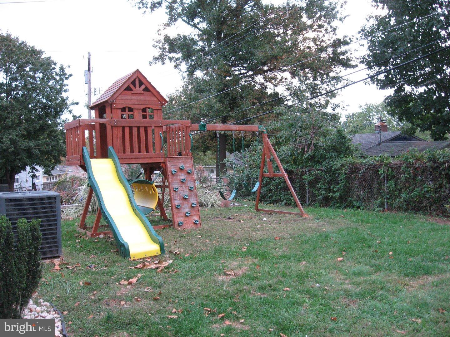 40 Valley Road Levittown, PA 19057 - Photo 20 of 22 Exterior Back