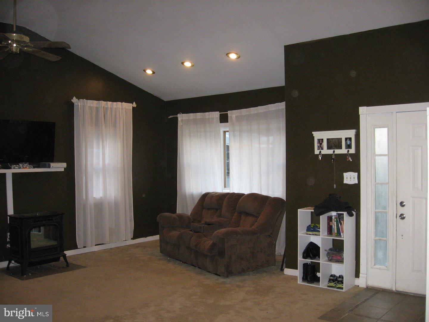 40 Valley Road Levittown, PA 19057 - Photo 5 of 22 Living Room
