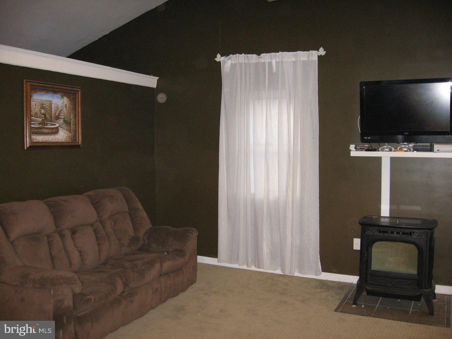 40 Valley Road Levittown, PA 19057 - Photo 6 of 22 Living Room