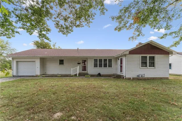 $325,000 | 915 South Locust Street, Sweet Springs, MO 65351