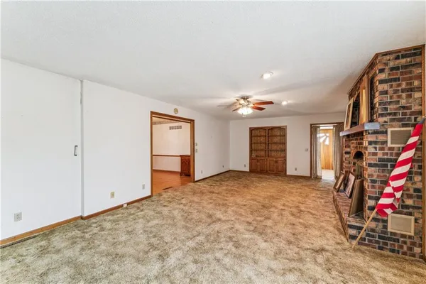 $319,500 | 915 South Locust Street, Sweet Springs, MO 65351