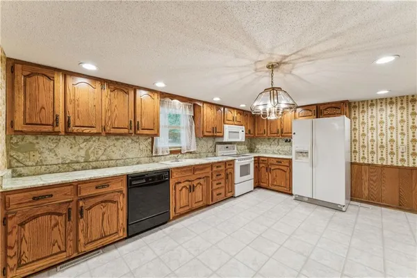 $319,500 | 915 South Locust Street, Sweet Springs, MO 65351