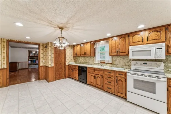 $319,500 | 915 South Locust Street, Sweet Springs, MO 65351