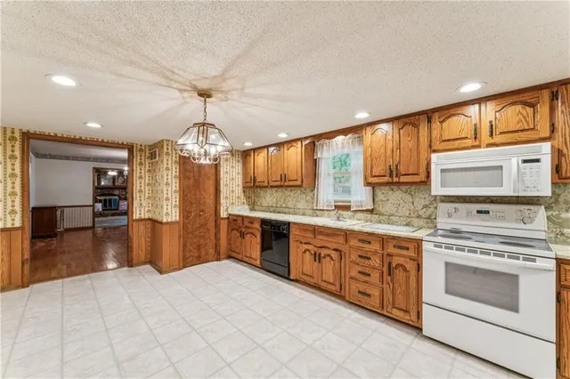 $325,000 | 915 South Locust Street, Sweet Springs, MO 65351