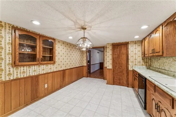 $319,500 | 915 South Locust Street, Sweet Springs, MO 65351
