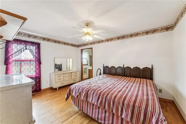 $325,000 | 915 South Locust Street, Sweet Springs, MO 65351