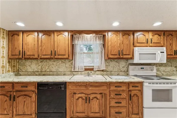 $319,500 | 915 South Locust Street, Sweet Springs, MO 65351