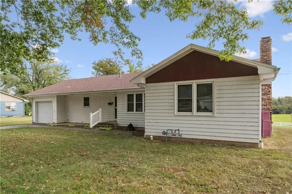 $319,500 | 915 South Locust Street, Sweet Springs, MO 65351