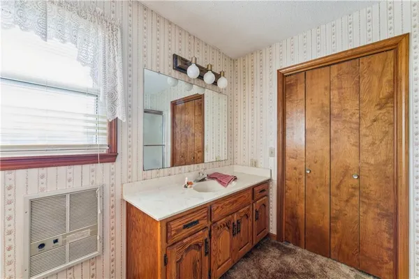 $319,500 | 915 South Locust Street, Sweet Springs, MO 65351