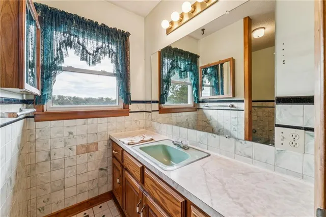 $325,000 | 915 South Locust Street, Sweet Springs, MO 65351