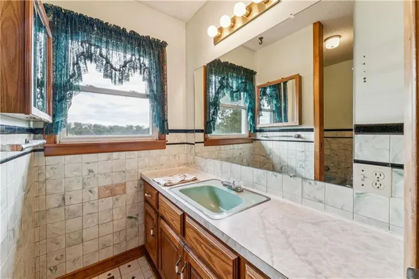 $319,500 | 915 South Locust Street, Sweet Springs, MO 65351