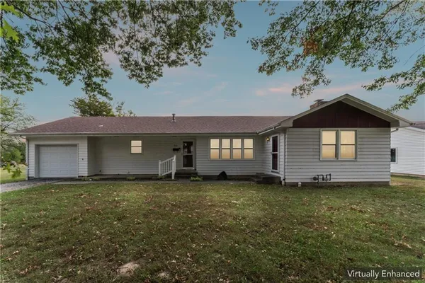$319,500 | 915 South Locust Street, Sweet Springs, MO 65351
