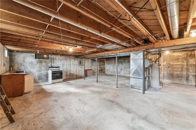 $325,000 | 915 South Locust Street, Sweet Springs, MO 65351