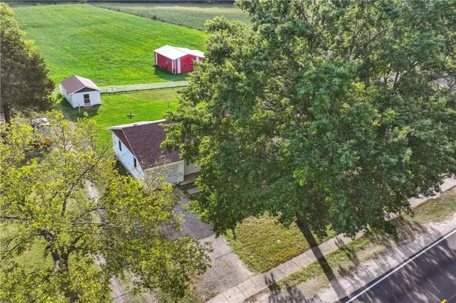 $325,000 | 915 South Locust Street, Sweet Springs, MO 65351