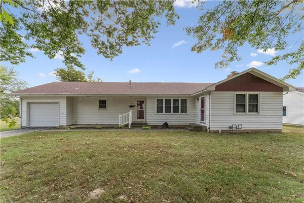 $319,500 | 915 South Locust Street, Sweet Springs, MO 65351
