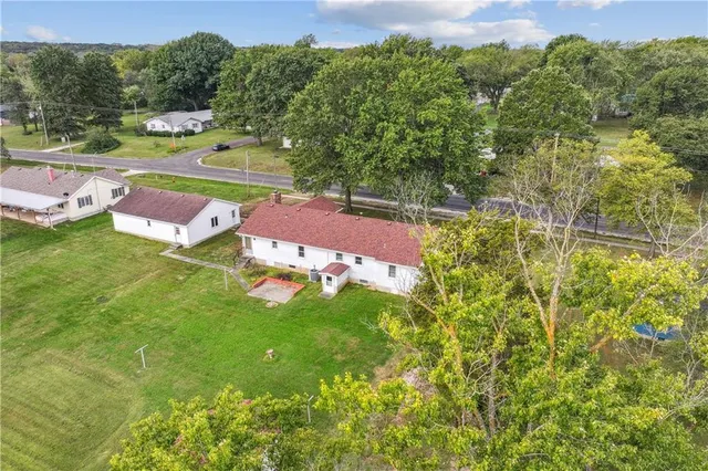 $325,000 | 915 South Locust Street, Sweet Springs, MO 65351