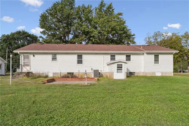 $325,000 | 915 South Locust Street, Sweet Springs, MO 65351