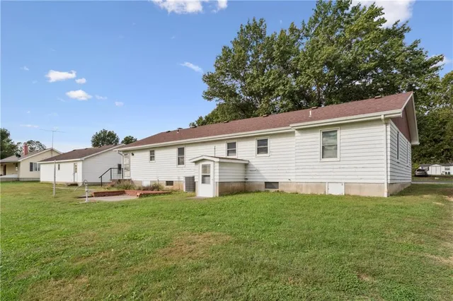 $325,000 | 915 South Locust Street, Sweet Springs, MO 65351